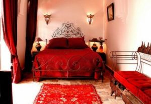 solutions for walls when decorating a bedroom in red tones
