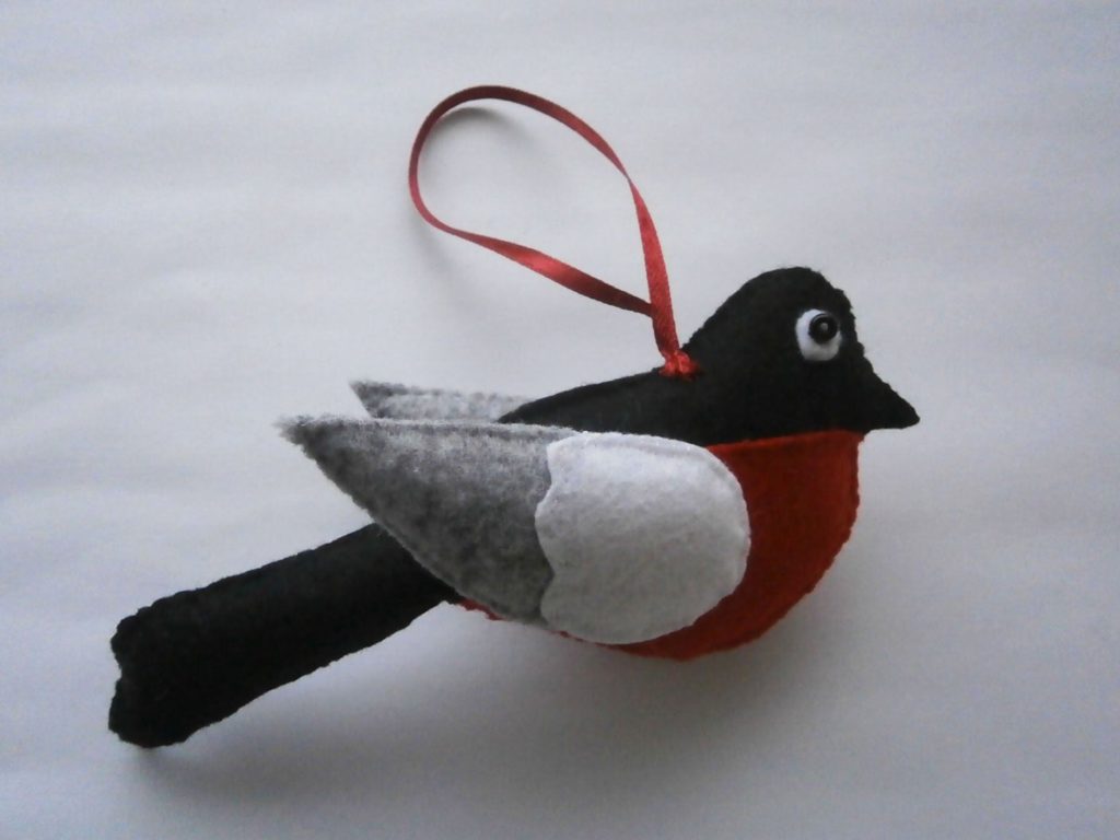 DIY bullfinch on the Christmas tree