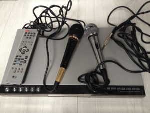 How to connect a karaoke microphone to your TV