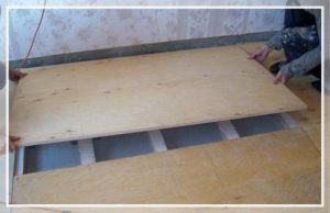 Leveling the floor surface using plywood