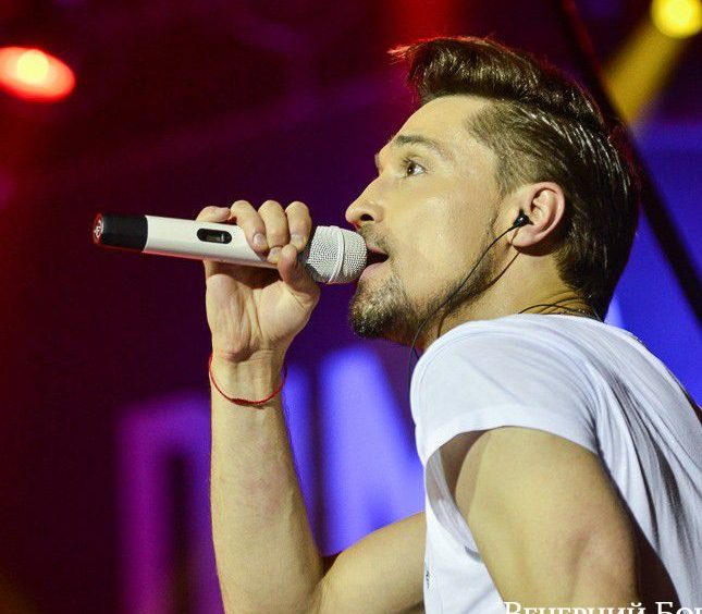 Why does the singer have an earphone?