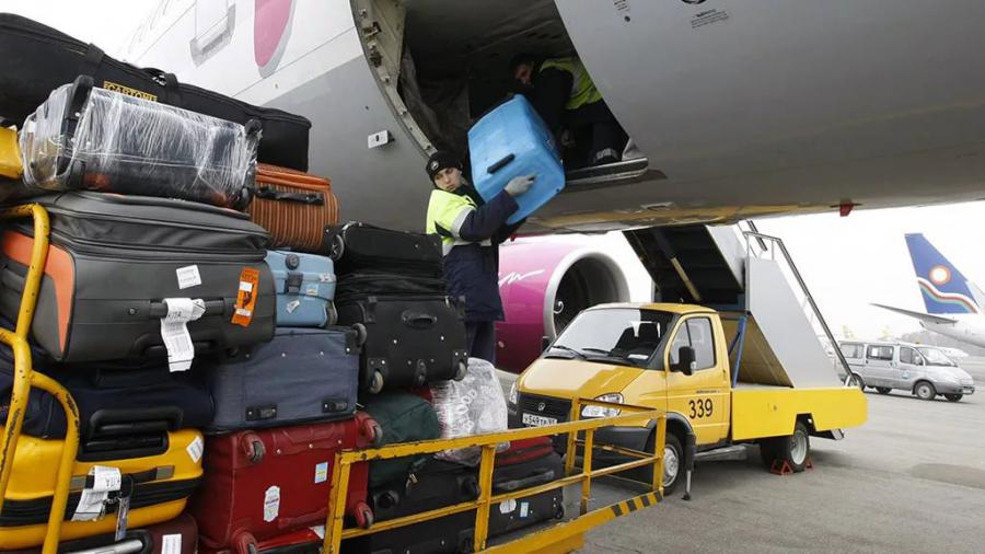 Loading luggage into the luggage compartment of an aircraft