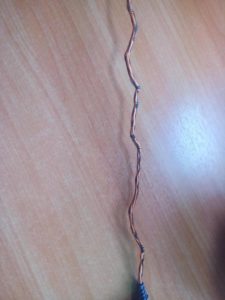 How to straighten a headphone wire