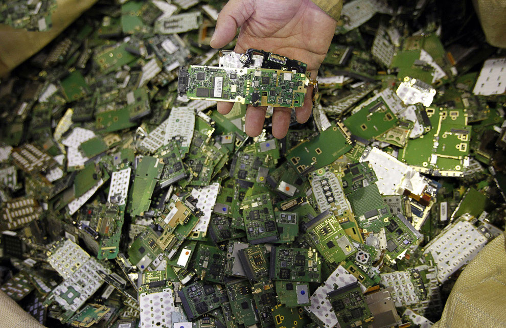 Electronics containing gold