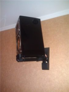 How to hang speakers on the wall