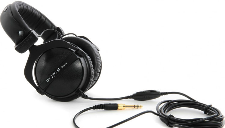 Closed monitor headphones.