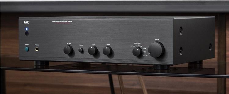 Amplifier para sa mga speaker.