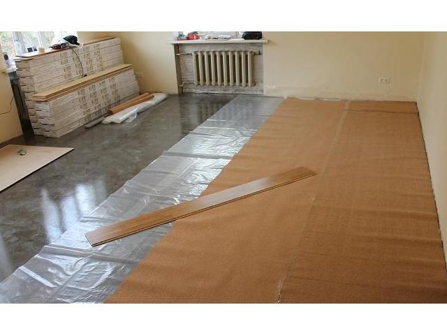 Laying parquet boards using the floating method
