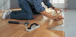 Laying parquet boards using the floating method 