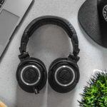 how to connect headphones to laptop