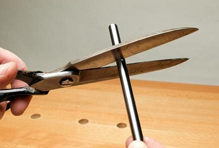 How to sharpen scissors