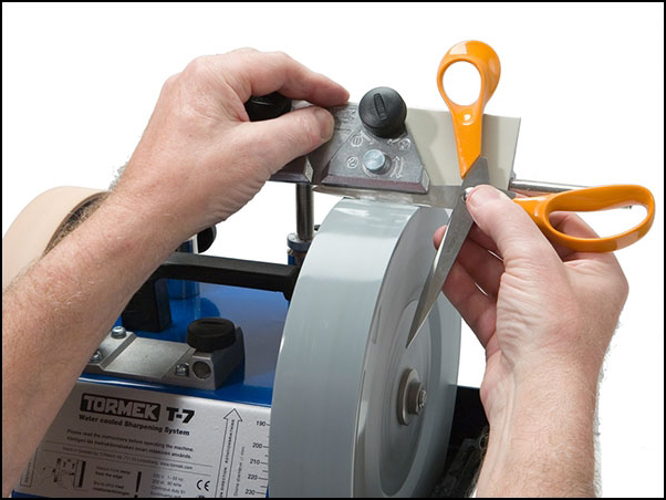 Sharpening scissors