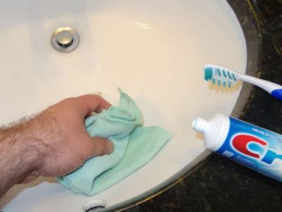 cleaning the bathtub with toothpaste