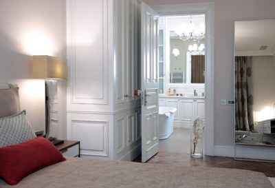 entrance to the toilet from the bedroom