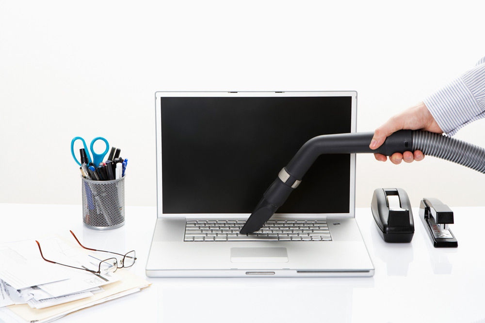 Processing a vacuum cleaner with a laptop.