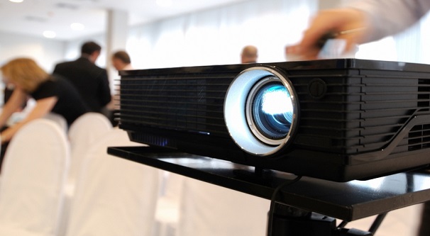 How to connect a projector to a laptop