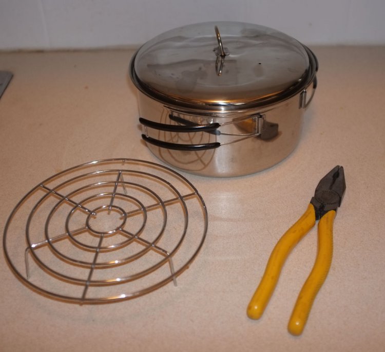 Mini smokehouse made from a saucepan.