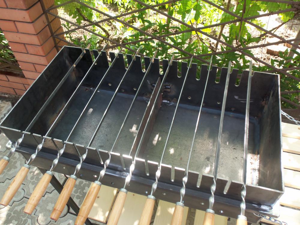 Barbecue with grooves.