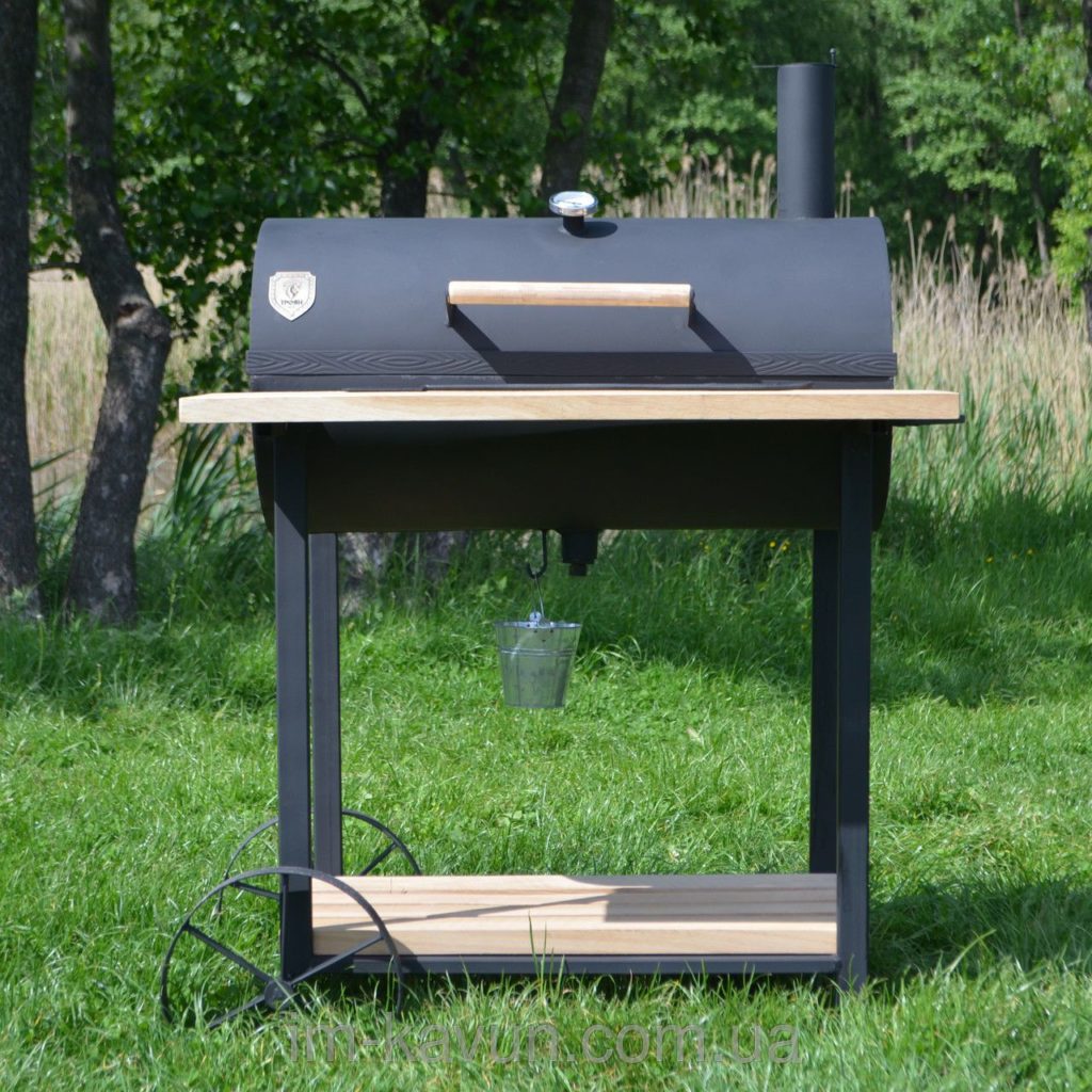 Barbecues with a lid.