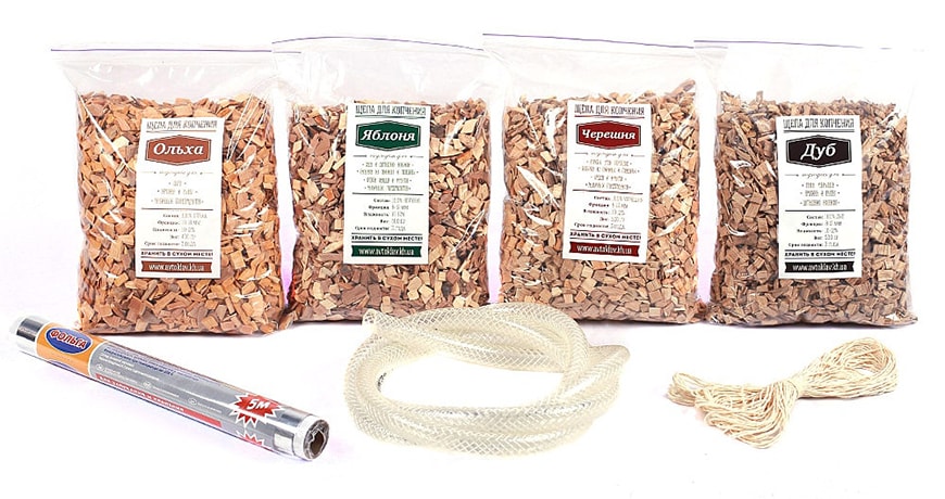 Wood chips and accessories for smoking.