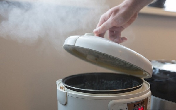 Clean the multicooker lid.