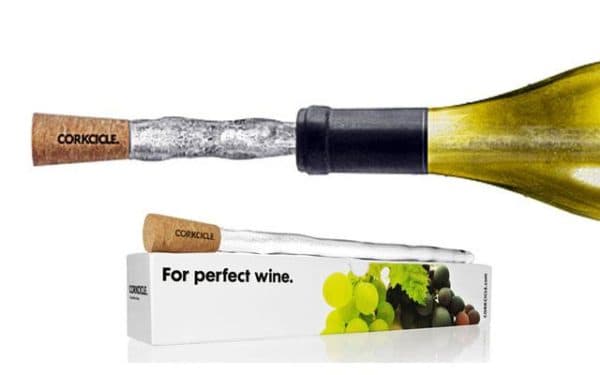 Wine stopper with artificial ice.