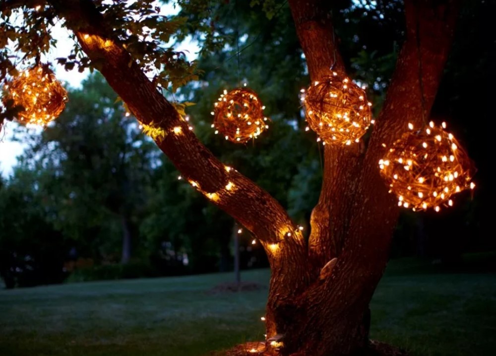 garland tree in the country