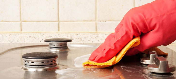 Wipe the stove with vinegar