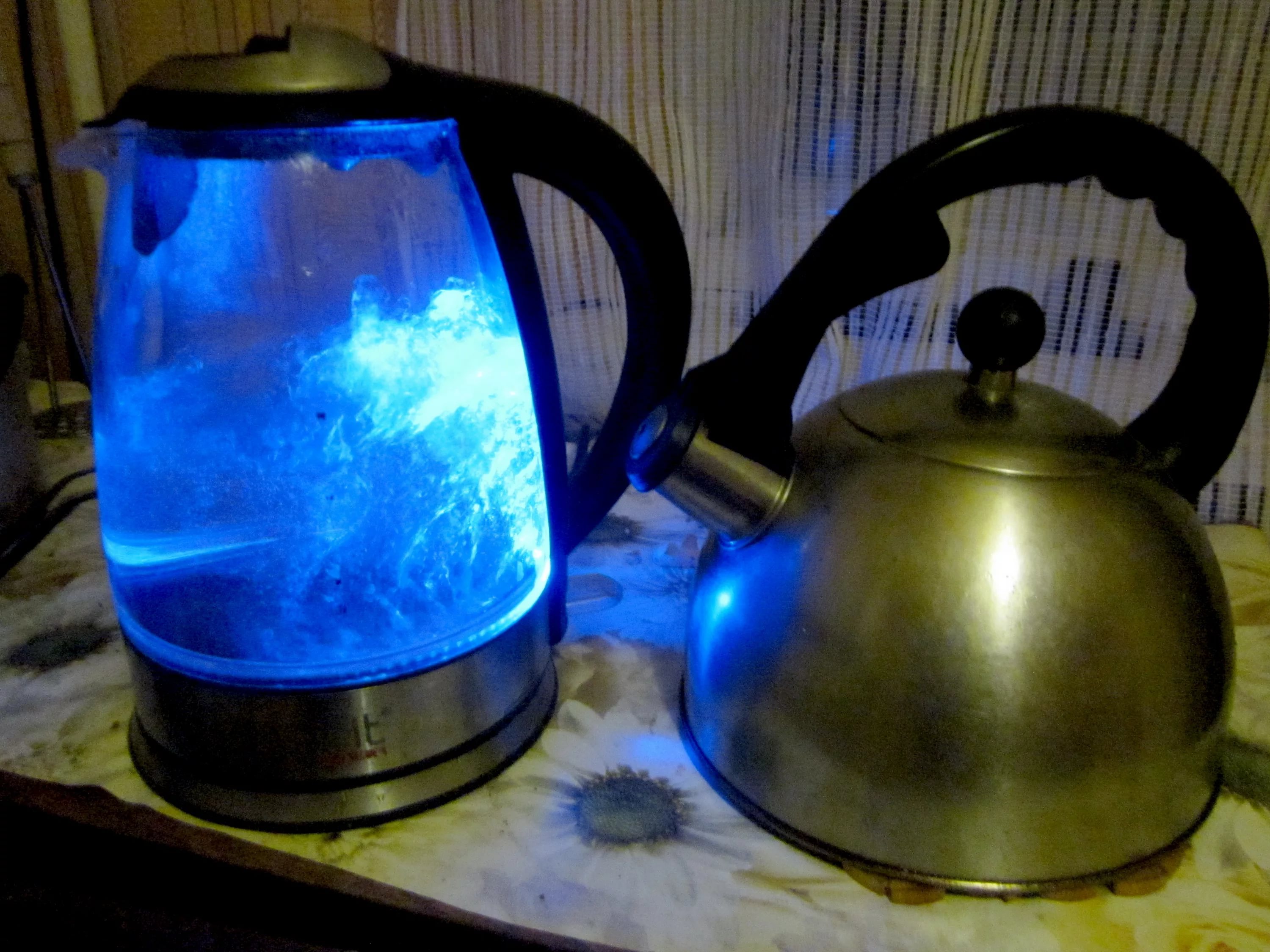 Which kettle is better to choose - electric or regular?