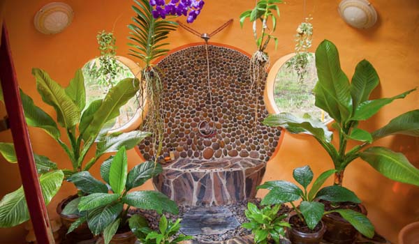 Ang lalaki mismo ay nagtayo ng isang maaliwalas na bahay sa loob lamang ng 40 araw