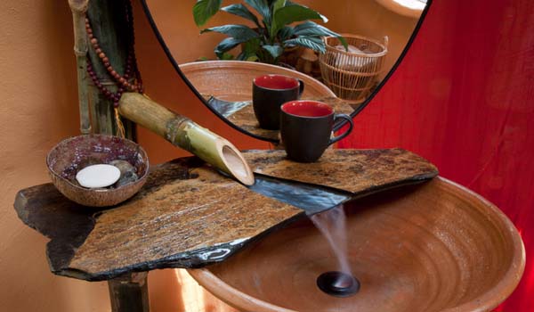 Ang lalaki mismo ay nagtayo ng isang maaliwalas na bahay sa loob lamang ng 40 araw