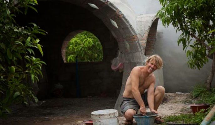 Ang lalaki mismo ay nagtayo ng isang maaliwalas na bahay sa loob lamang ng 40 araw