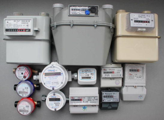 What is the gas consumption of a gas stove per hour?