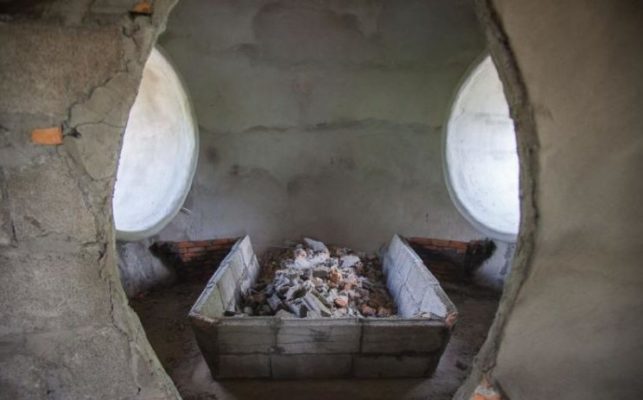 Ang lalaki mismo ay nagtayo ng isang maaliwalas na bahay sa loob lamang ng 40 araw