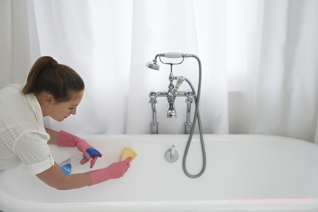 girl cleaning the bath