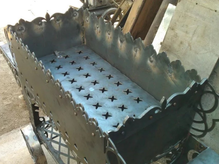 grill with slots on the bottom