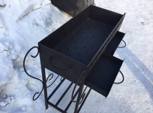 grill with closed ash pit