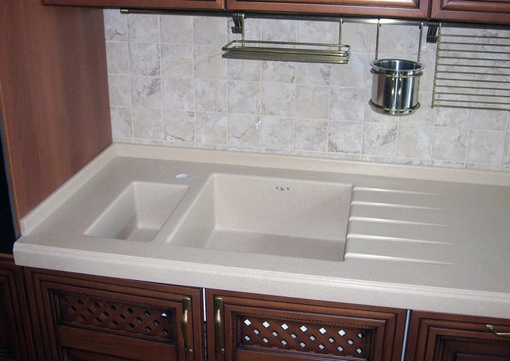 cleaning an acrylic kitchen sink