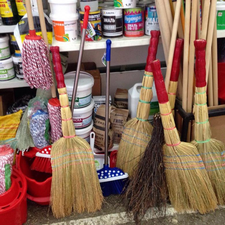 Broom or brush: which is better for the floor?