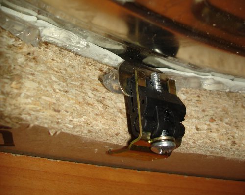 Clamps with fixing screw.