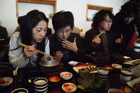 Why do China and Japan still not use spoons and forks?