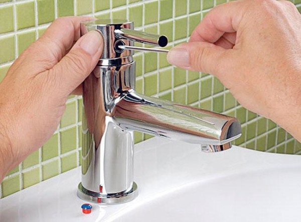 Unscrew the fixing screw.