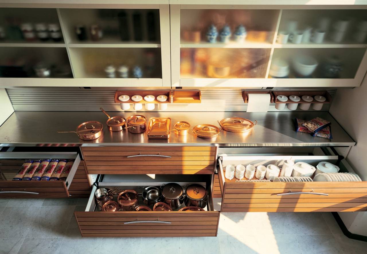Drawers or shelves - which is better in the kitchen?