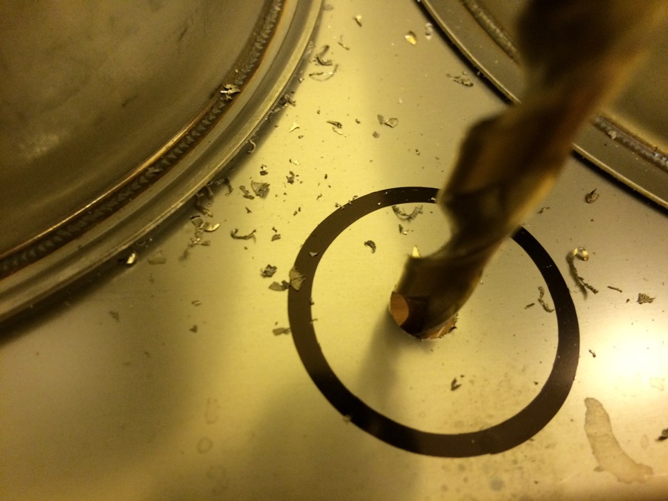 Pagbabarena ng butas para sa lababo.