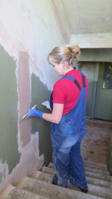 Why do they paint the edges of steps in entrances?