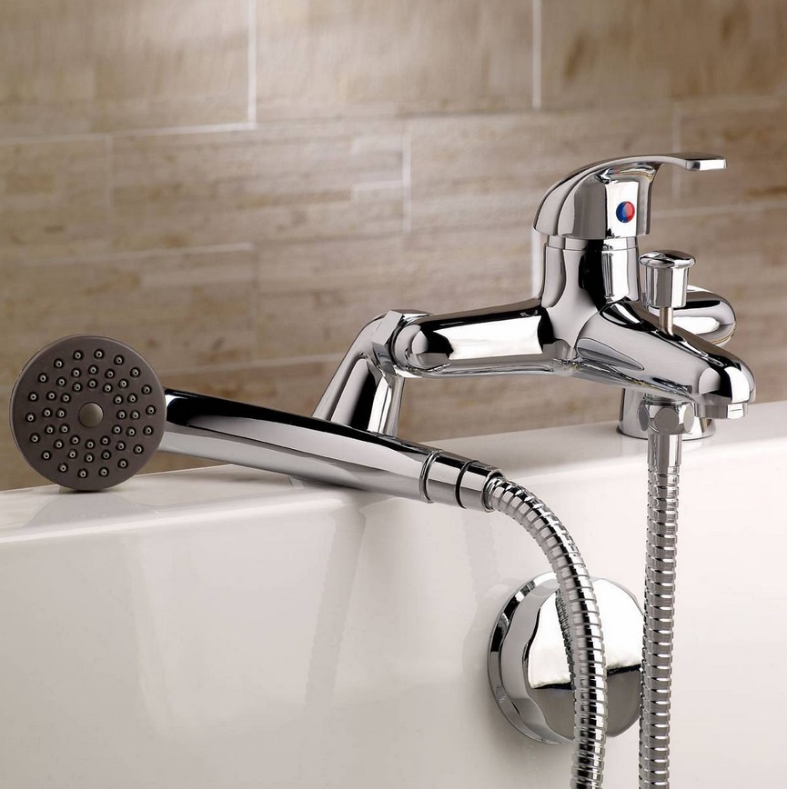 Built-in bath mixer with shower.