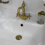 Mixer with bottom valve.