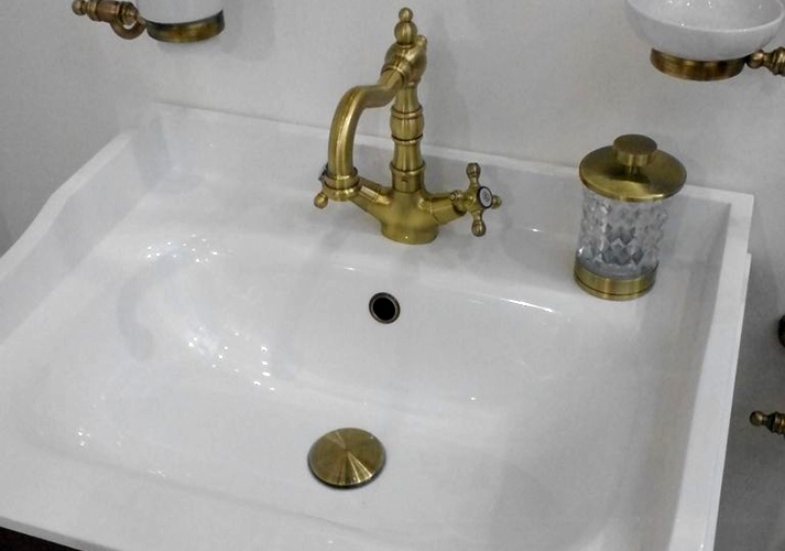 Mixer with bottom valve.