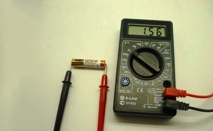 How to test a AA battery with a multimeter.