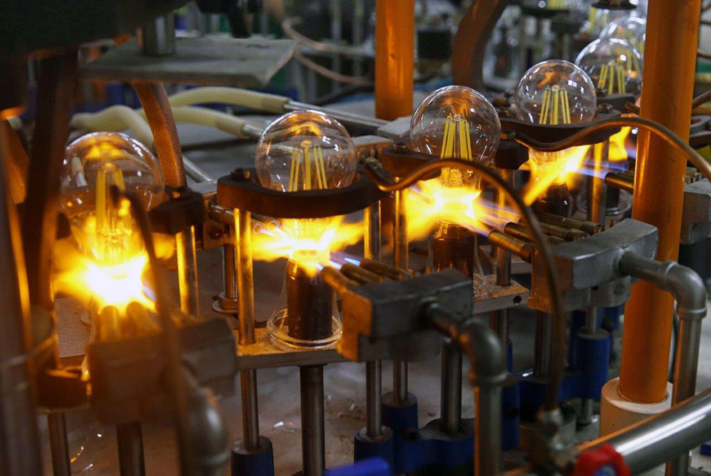 Production of incandescent lamps.